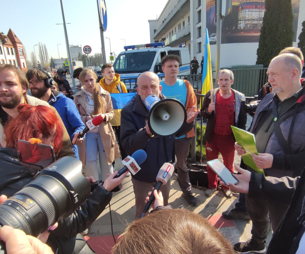 Protest pod siedzibą TZMO. Co dalej z Toruńskimi Zakładami Materiałów Opatrunkowych w Rosji?