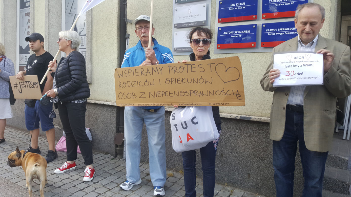 Gdańszczanie solidaryzują się z osobami niepełnosprawnymi oraz ich rodzinami protestującymi w Sejmie. Od wtorku przed biurem PiS na Targu Drzewnym odbywają się demonstracje.