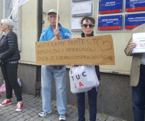 Gdańszczanie solidaryzują się z osobami niepełnosprawnymi oraz ich rodzinami protestującymi w Sejmie. Od wtorku przed biurem PiS na Targu Drzewnym odbywają się demonstracje.