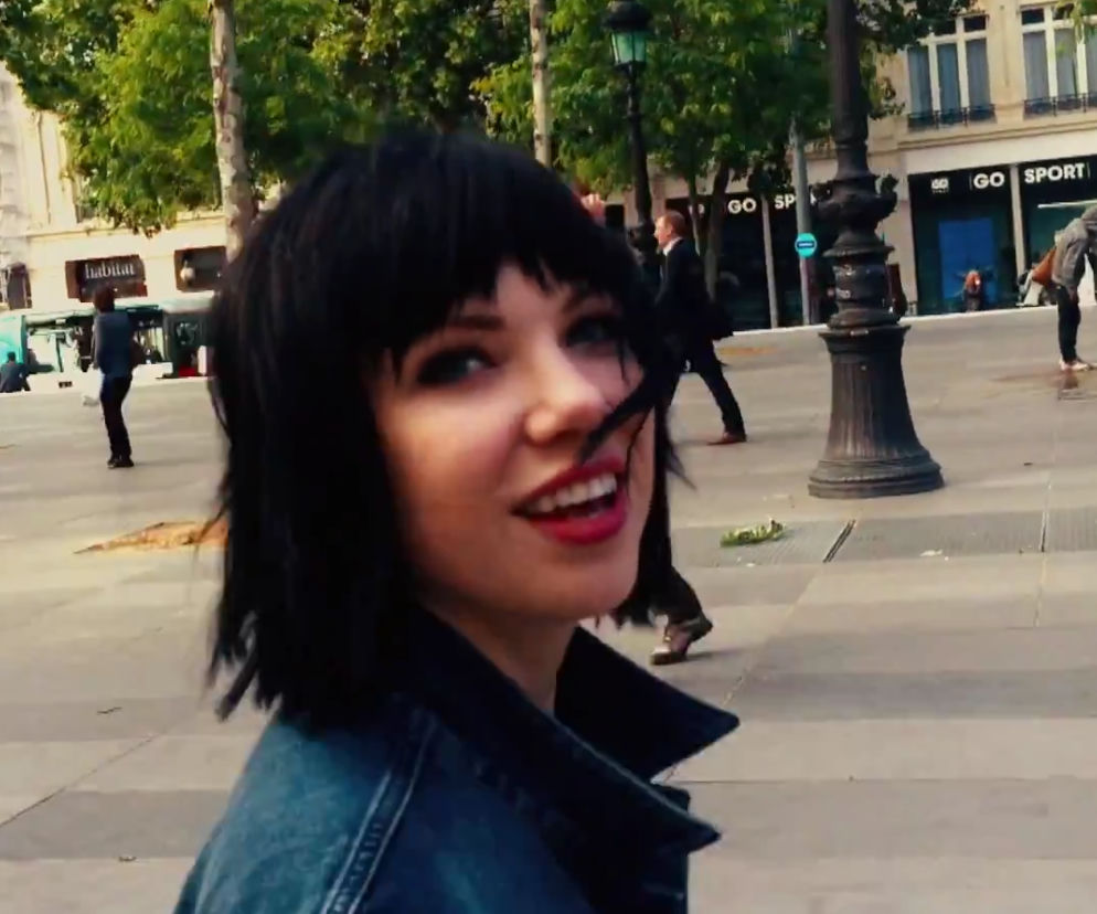 Carly Rae Jepsen w teledysku do Run Away With Me