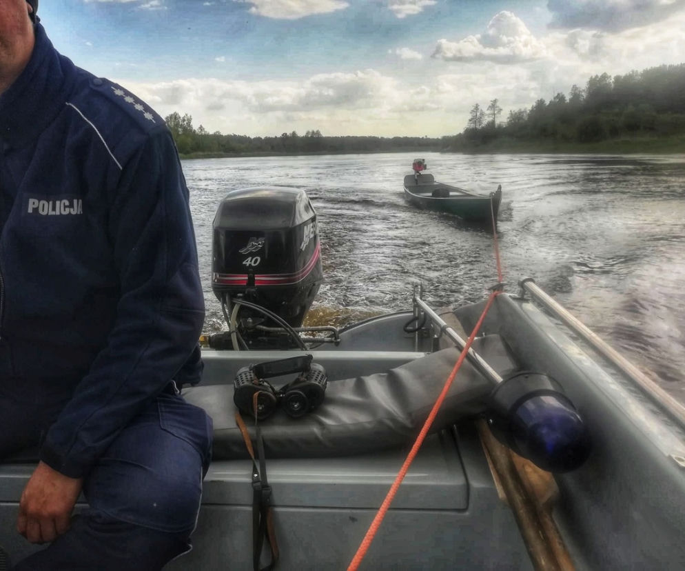 Małżeństwo utknęło na rzece Narew. Zabrakło paliwa do łodzi