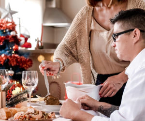 Powiedz teściowej to jedno zdanie. Nie będzie Cię męczyć z dokładkami w święta. Jak grzecznie podziękować i uniknąć świątecznego obżarstwa?