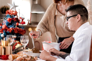 Powiedz teściowej to jedno zdanie. Nie będzie Cię męczyć z dokładkami w święta. Jak grzecznie podziękować i uniknąć świątecznego obżarstwa?