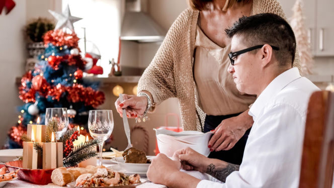 Powiedz teściowej to jedno zdanie. Nie będzie Cię męczyć z dokładkami w święta. Jak grzecznie podziękować i uniknąć świątecznego obżarstwa?