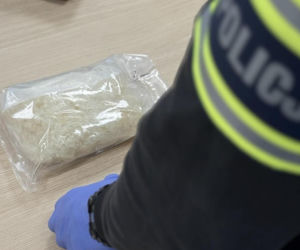 Ponad kilogram narkotyków pod maską auta! 