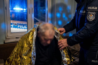 Policjanci uratowali 70-latka. Szybka pomoc zapobiegła tragedii