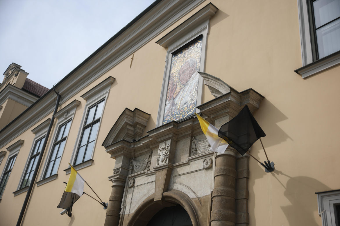 Czarne flagi przy Oknie Papieskim w Krakowie