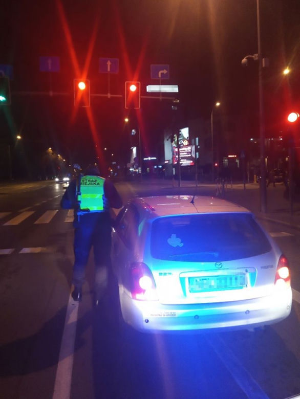 Białystok. Pijana kobieta w centrum miasta. Spowodowała kolizję i uciekła [ZDJĘCIA]