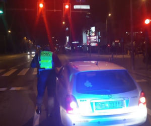 Białystok. Pijana kobieta w centrum miasta. Spowodowała kolizję i uciekła [ZDJĘCIA]