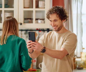 Na Wspólnej, odcinek 4194: matka Remka zastaje półnagiego Brzozowskiego w mieszkaniu Brygidy. Oskarża ją o niewierność