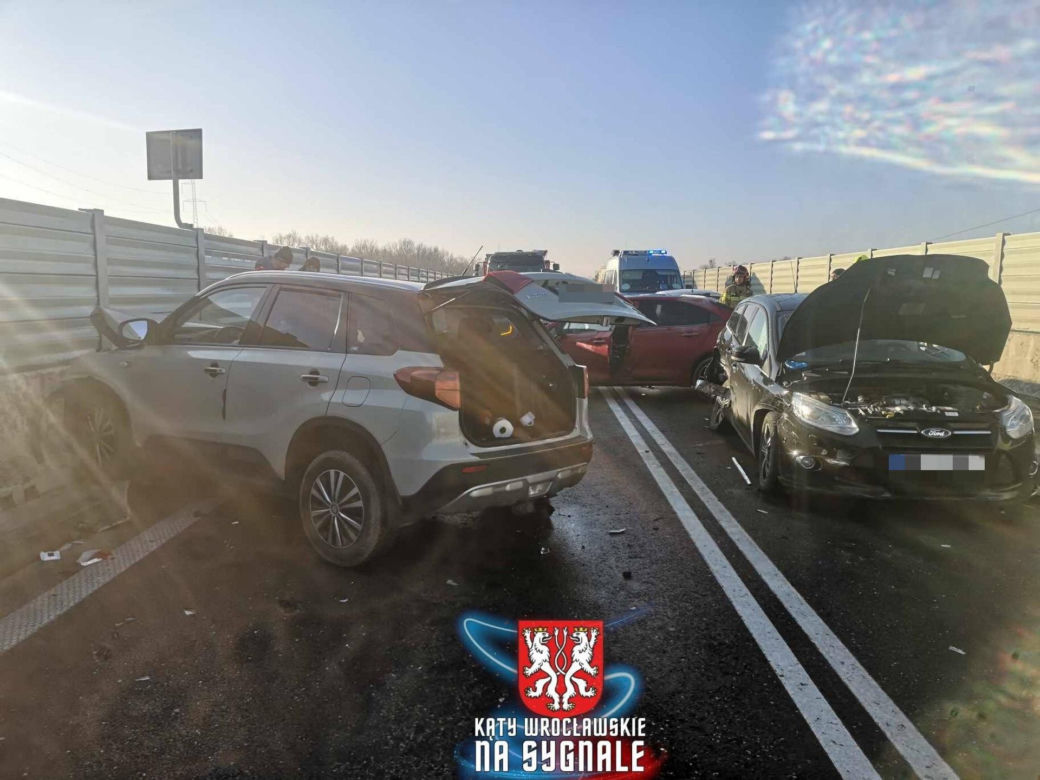 Strażacy chcieli pomóc przy wypadku. Wtedy w jednego z nich wjechał samochód