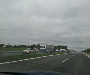 Ciężarówka blokuje przejazd obwodnicą Wąchocka
