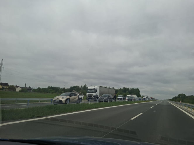 Ciężarówka blokuje przejazd obwodnicą Wąchocka