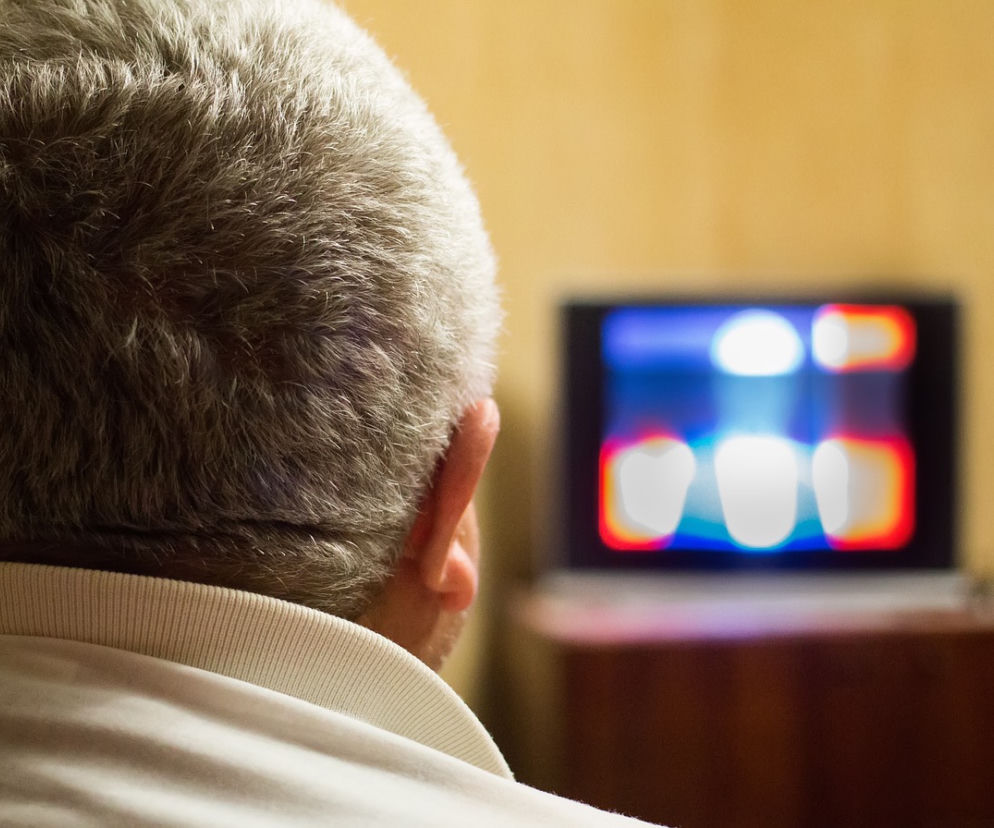 Pan ogląda teleturniej w telewizji