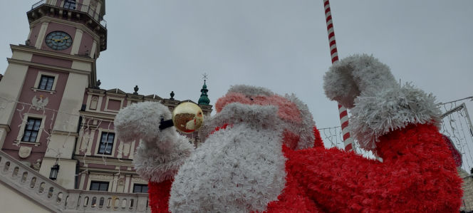 Bajkowa instalacja przed zamojski ratuszem
