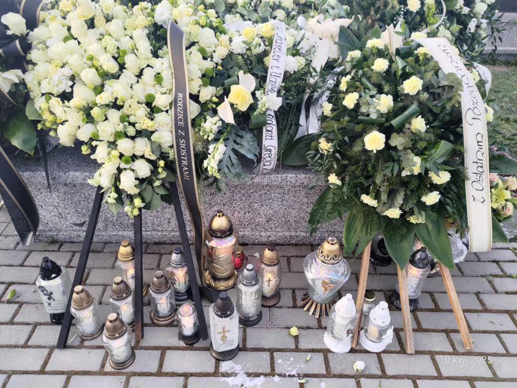 Grób 16-letniego Szymona utonął w kwiatach