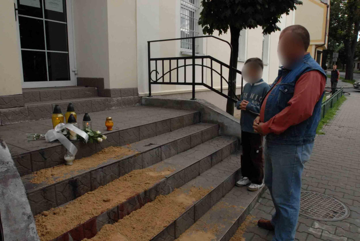Jedną ręką podawał kwiaty, drugą zadźgał ukochaną. Daria zginęła na schodach szkoły