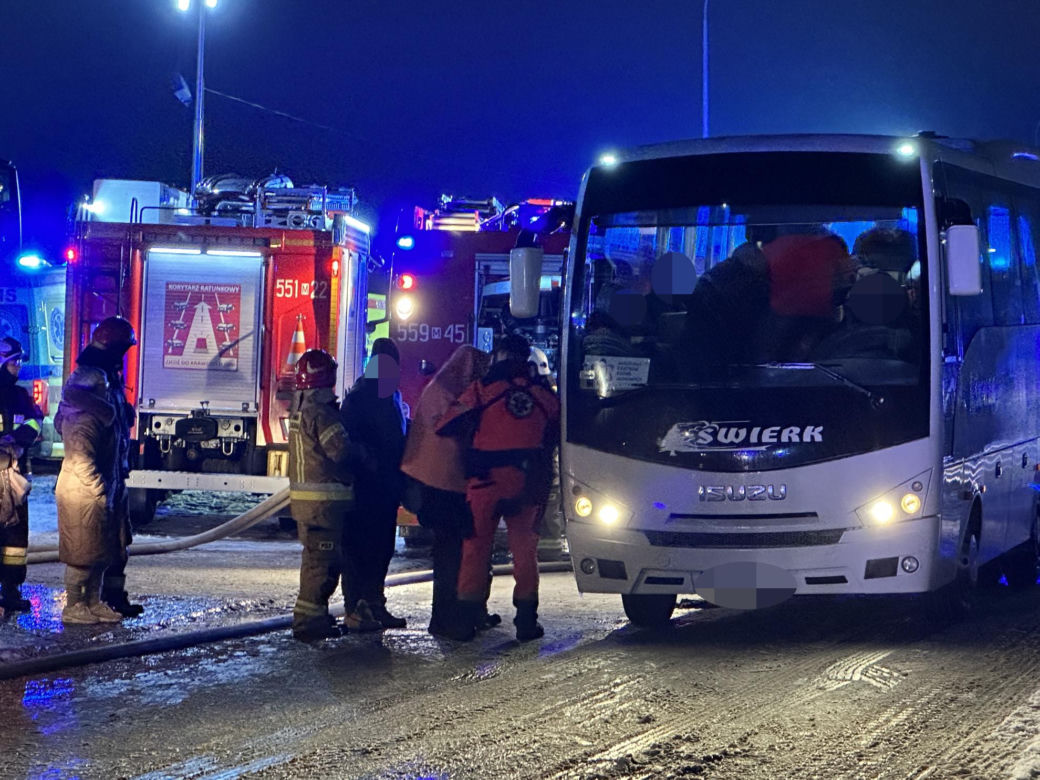 Pożar domu opieki! Strażacy ewakuują pensjonariuszy na noszach