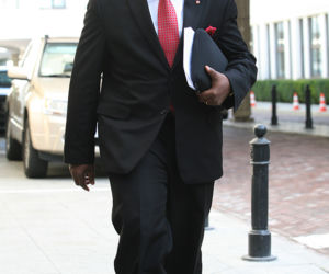 Godson handluje kurczakami w Nigerii