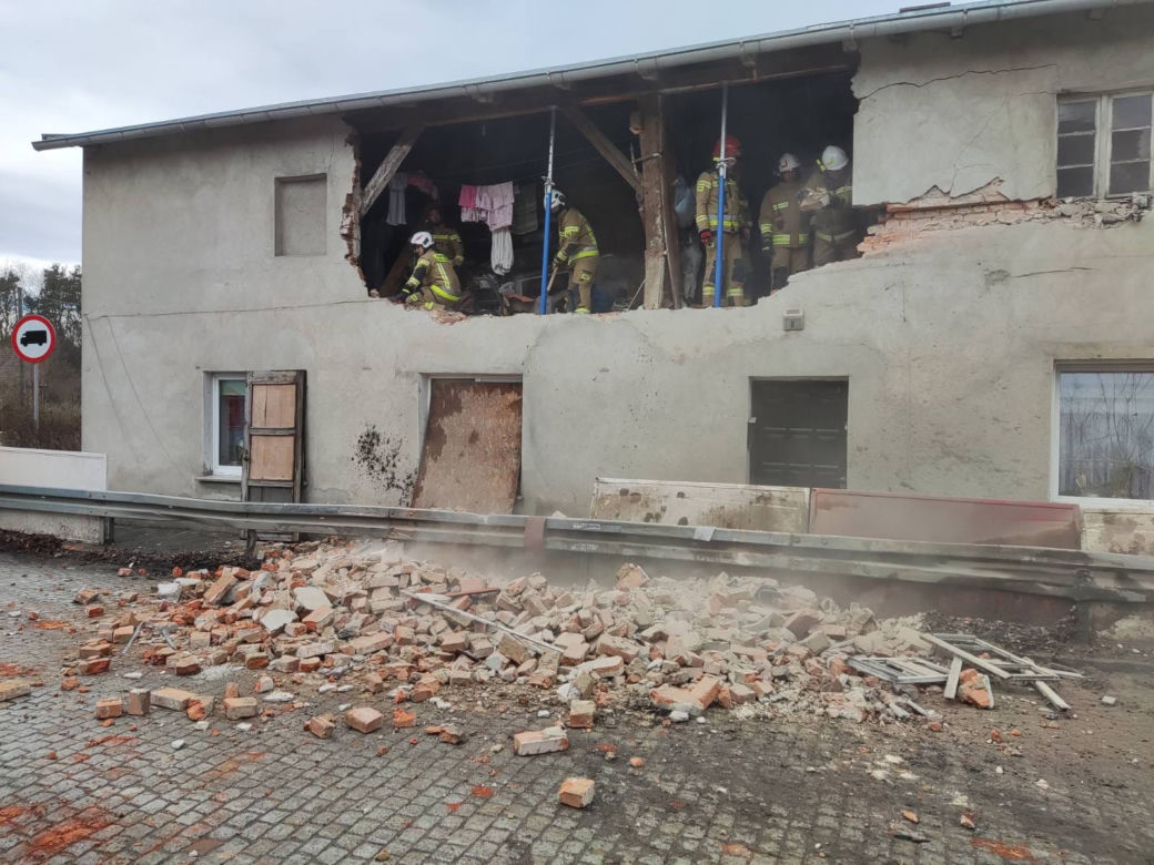 Ciężarówka z drobiem wjechała w budynek
