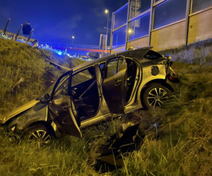 Drogie auta roztrzaskały się na trasie S8. Jaguar zrobił harmonię z barierek 