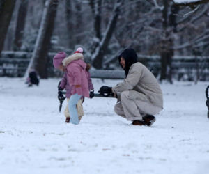 Maciej Pela zabrał córeczki na sanki