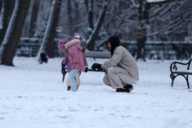 Maciej Pela zabrał córeczki na sanki