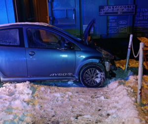 Zignorowała znak stop i wjechała pod pociąg! 40-latka cudem uniknęła śmierci