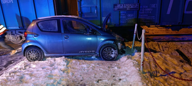 Zignorowała znak stop i wjechała pod pociąg! 40-latka cudem uniknęła śmierci