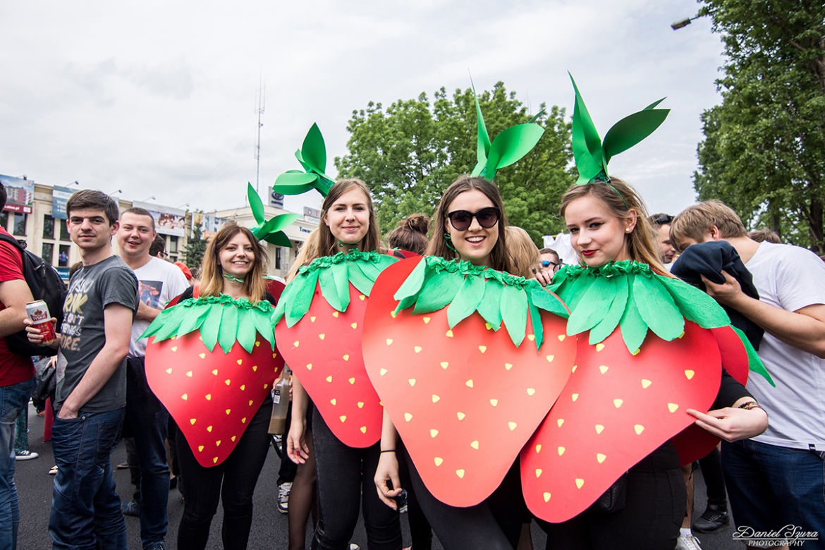 Korowód juwenaliowy na krakowski Rynek: Studenci świętują! [ZDJĘCIA]