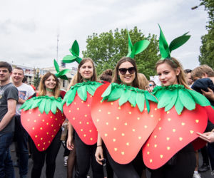 Korowód juwenaliowy na krakowski Rynek: Studenci świętują! [ZDJĘCIA]