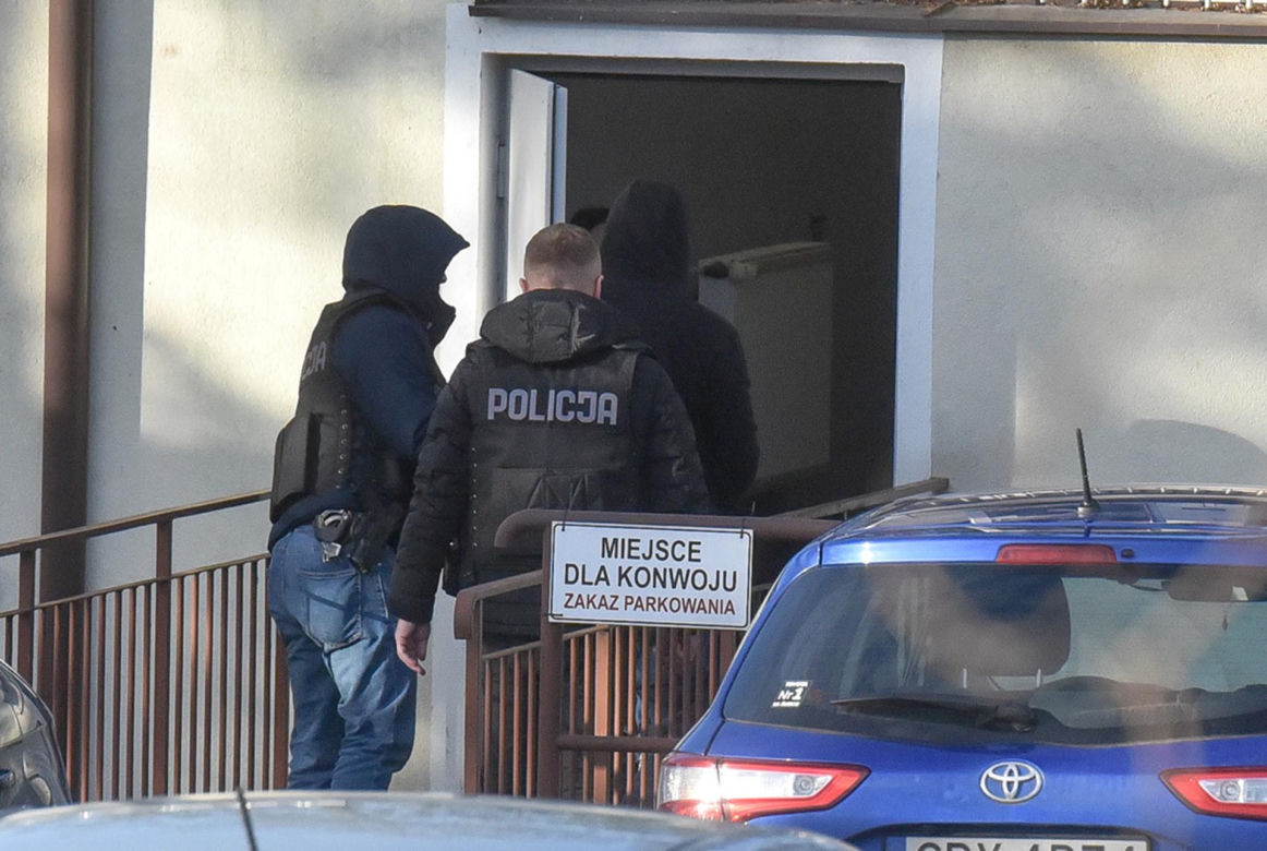  Cała wieś pożegnała zamordowanego Mateusza (†23 l.) i kolorowymi kwiatami zasypała jego grób