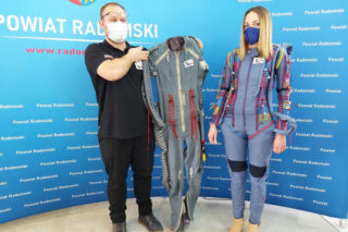 Zmodyfikowany kombinezon pilota wojskowego pomoże w terapii autyzmu [GALERIA]