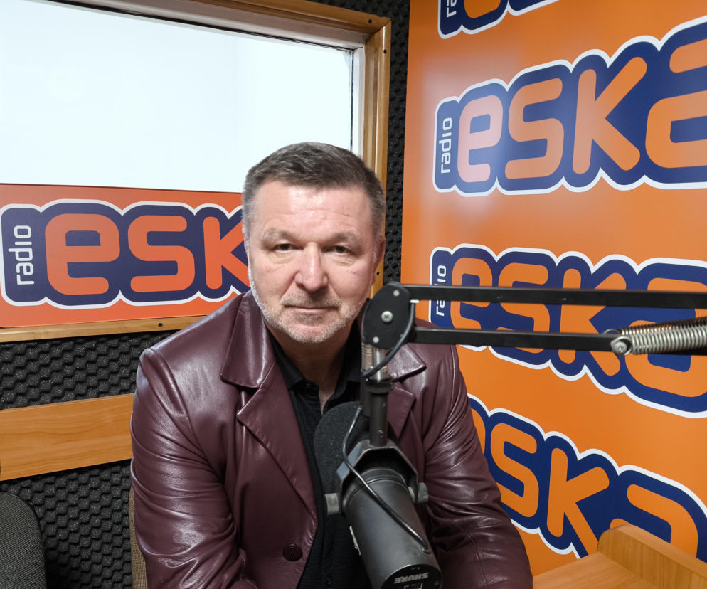Rafał Czaja w studiu radiowym na tle logo radia. O meczu Polska – Irlandia Północna w Tarnowie przeczytasz na Eska Tarnów.