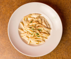 Makaron w kremowym sosie z pieczonym czosnkiem – prosty, a smakuje jak z restauracji