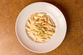 Makaron w kremowym sosie z pieczonym czosnkiem – prosty, a smakuje jak z restauracji