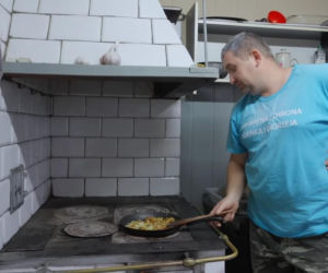 Rolnicy. Podlasie. Andrzej z Plutycz pokazał, jak teraz mieszka. W oczy rzuca się salon z telewizorem