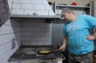 Rolnicy. Podlasie. Andrzej z Plutycz pokazał, jak teraz mieszka. W oczy rzuca się salon z telewizorem