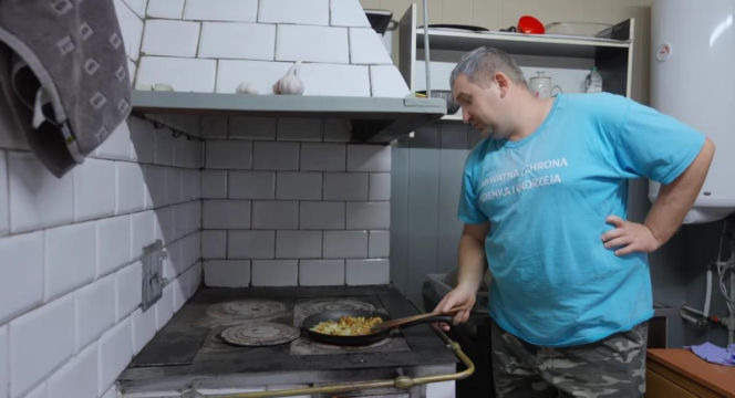 Rolnicy. Podlasie. Andrzej z Plutycz pokazał, jak teraz mieszka. W oczy rzuca się salon z telewizorem