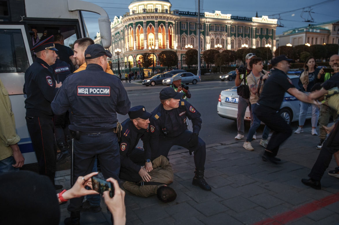 Uliczne protesty w Rosji! Zatrzymanych Putin wysyła na wojnę. Mobilizacja jednak powszechna?