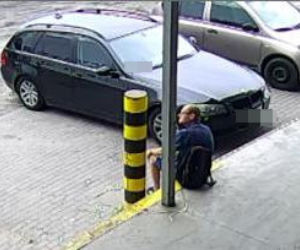 Zniszczył zaparkowane auto i zniknął! Teraz szuka go policja z Bydgoszczy