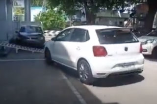 Odebrali nowiutkiego Volkswagena. Dachowali tuż po ruszeniu z miejsca - WIDEO