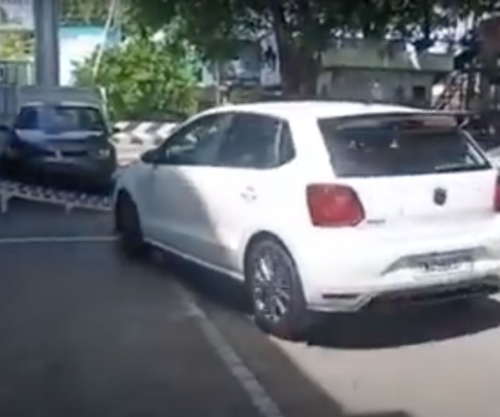 Odebrali nowiutkiego Volkswagena. Dachowali tuż po ruszeniu z miejsca 