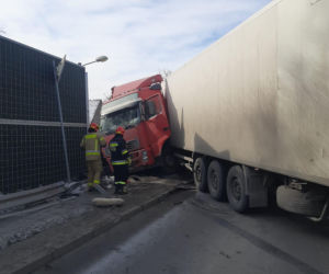 Zderzenie ciężarówki z osobówką na trasie Tarnów - Brzesko. Trzy osoby poszkodowane