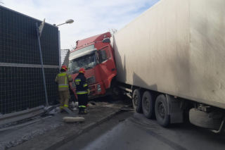 Zderzenie ciężarówki z osobówką na trasie Tarnów - Brzesko. Trzy osoby poszkodowane
