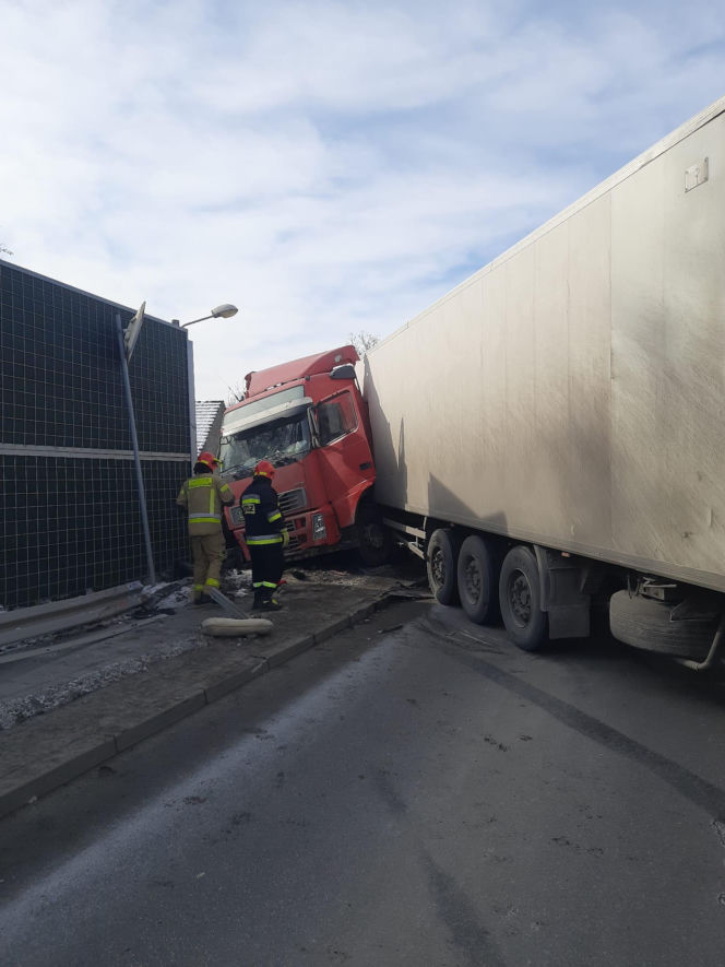Zderzenie ciężarówki z osobówką na trasie Tarnów - Brzesko. Trzy osoby poszkodowane