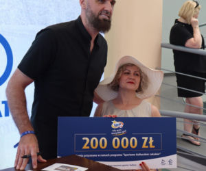 Ponad 7 mln zł dla lokalnych projektów. Na Służewcu wręczono czeki laureatom programu „Sportowo Kulturalnie Lokalnie”.