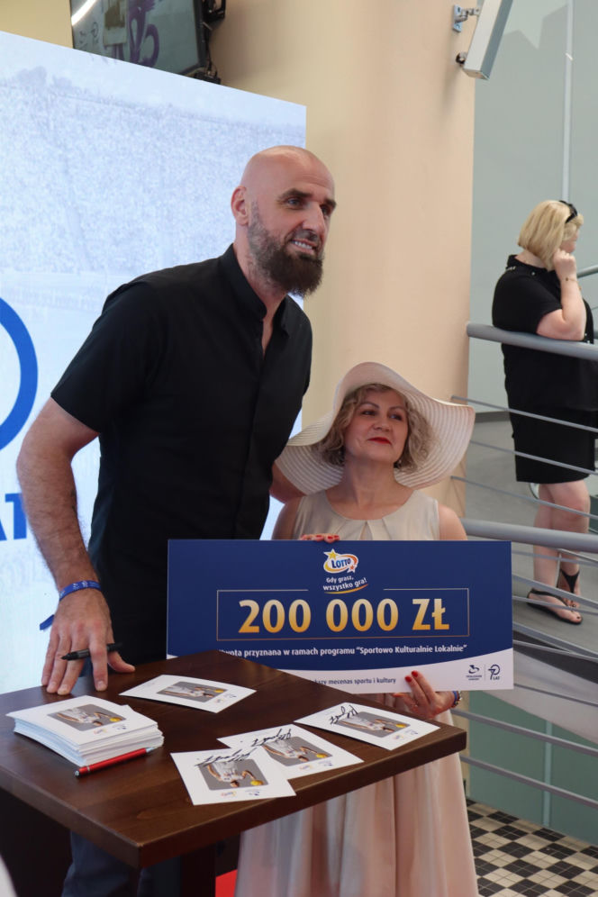Ponad 7 mln zł dla lokalnych projektów. Na Służewcu wręczono czeki laureatom programu „Sportowo Kulturalnie Lokalnie”.