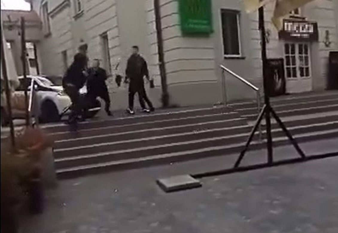 Atak nożownika pod galerią handlową w Siedlcach. Kolega dźgnął kolegę na oczach gapiów!