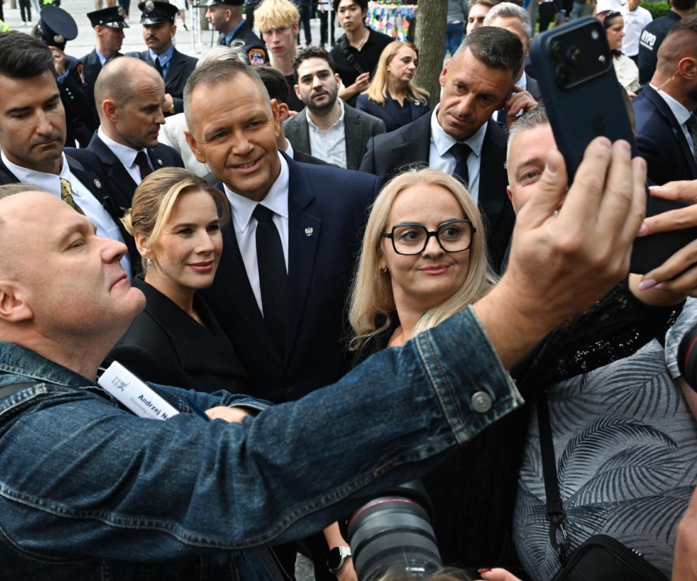 Karol i Marta Nawroccy podczas robienia zdjęć z ludźmi w USA. O wizycie pary prezydenckiej przeczytasz na SE Polityka.